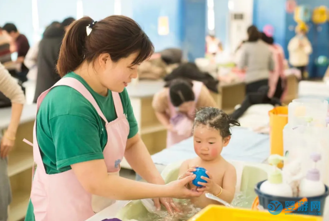 婴儿游泳馆提醒秋冬季宝宝洗澡注意事项